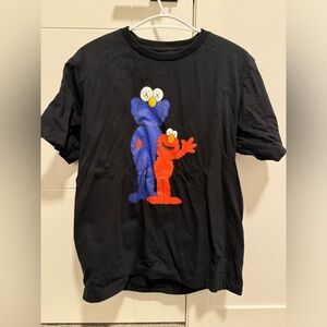Uniqlo x Kaws x Sesame Street size M